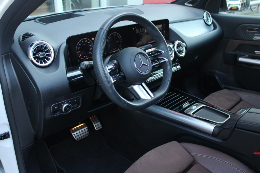 Mercedes-Benz GLA 250 e AMG LINE "NIEUW MODEL!" | PANORAMISCH SCHUIF/KANTEL DAK | SFEER VERLICHTING | ELEKTRISCH BEDIENBARE VOORSTOELEN MET GEHEUGENFUNCTIE EN "ZITKINEMATICA" | DRAADLOZE APPLE CARPLAY/ANDROID AUTO | NIGHT PAKKET: DAKRELING ZWART, ZIJRUITEN EN ACHTERRUITEN ZWART, LICHTMETALEN VELGEN 20" ZWART | HEAD UP DISPLAY | REALITY-NAVIGATIE  | 360° CAMERA | MULTI BEAM LED KOPLAMPEN | DODEHOEK DETECTIE | ADAPTIVE CRUISE CONTROL | KEYLESS GO | ELEKTRISCH BEDIENBARE ACHTERKLEP | DRAADLOZE TELEFOONLADER | SURROUND BURMESTER AUDIO | WINTERPAKKET: STUUR/STOEL VERWARMING |