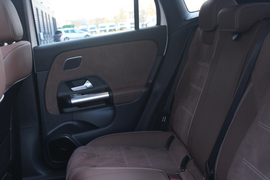 Mercedes-Benz GLA 250 e AMG LINE "NIEUW MODEL!" | PANORAMISCH SCHUIF/KANTEL DAK | SFEER VERLICHTING | ELEKTRISCH BEDIENBARE VOORSTOELEN MET GEHEUGENFUNCTIE EN "ZITKINEMATICA" | DRAADLOZE APPLE CARPLAY/ANDROID AUTO | NIGHT PAKKET: DAKRELING ZWART, ZIJRUITEN EN ACHTERRUITEN ZWART, LICHTMETALEN VELGEN 20" ZWART | HEAD UP DISPLAY | REALITY-NAVIGATIE  | 360° CAMERA | MULTI BEAM LED KOPLAMPEN | DODEHOEK DETECTIE | ADAPTIVE CRUISE CONTROL | KEYLESS GO | ELEKTRISCH BEDIENBARE ACHTERKLEP | DRAADLOZE TELEFOONLADER | SURROUND BURMESTER AUDIO | WINTERPAKKET: STUUR/STOEL VERWARMING |