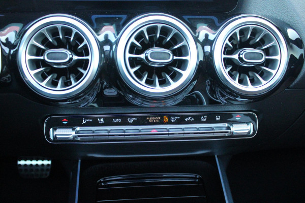 Mercedes-Benz GLA 250 e AMG LINE "NIEUW MODEL!" | PANORAMISCH SCHUIF/KANTEL DAK | SFEER VERLICHTING | ELEKTRISCH BEDIENBARE VOORSTOELEN MET GEHEUGENFUNCTIE EN "ZITKINEMATICA" | DRAADLOZE APPLE CARPLAY/ANDROID AUTO | NIGHT PAKKET: DAKRELING ZWART, ZIJRUITEN EN ACHTERRUITEN ZWART, LICHTMETALEN VELGEN 20" ZWART | HEAD UP DISPLAY | REALITY-NAVIGATIE  | 360° CAMERA | MULTI BEAM LED KOPLAMPEN | DODEHOEK DETECTIE | ADAPTIVE CRUISE CONTROL | KEYLESS GO | ELEKTRISCH BEDIENBARE ACHTERKLEP | DRAADLOZE TELEFOONLADER | SURROUND BURMESTER AUDIO | WINTERPAKKET: STUUR/STOEL VERWARMING |