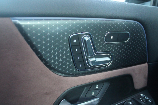 Mercedes-Benz GLA 250 e AMG LINE "NIEUW MODEL!" | PANORAMISCH SCHUIF/KANTEL DAK | SFEER VERLICHTING | ELEKTRISCH BEDIENBARE VOORSTOELEN MET GEHEUGENFUNCTIE EN "ZITKINEMATICA" | DRAADLOZE APPLE CARPLAY/ANDROID AUTO | NIGHT PAKKET: DAKRELING ZWART, ZIJRUITEN EN ACHTERRUITEN ZWART, LICHTMETALEN VELGEN 20" ZWART | HEAD UP DISPLAY | REALITY-NAVIGATIE  | 360° CAMERA | MULTI BEAM LED KOPLAMPEN | DODEHOEK DETECTIE | ADAPTIVE CRUISE CONTROL | KEYLESS GO | ELEKTRISCH BEDIENBARE ACHTERKLEP | DRAADLOZE TELEFOONLADER | SURROUND BURMESTER AUDIO | WINTERPAKKET: STUUR/STOEL VERWARMING |