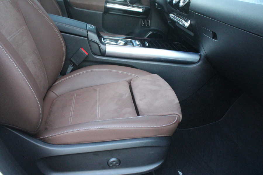 Mercedes-Benz GLA 250 e AMG LINE "NIEUW MODEL!" | PANORAMISCH SCHUIF/KANTEL DAK | SFEER VERLICHTING | ELEKTRISCH BEDIENBARE VOORSTOELEN MET GEHEUGENFUNCTIE EN "ZITKINEMATICA" | DRAADLOZE APPLE CARPLAY/ANDROID AUTO | NIGHT PAKKET: DAKRELING ZWART, ZIJRUITEN EN ACHTERRUITEN ZWART, LICHTMETALEN VELGEN 20" ZWART | HEAD UP DISPLAY | REALITY-NAVIGATIE  | 360° CAMERA | MULTI BEAM LED KOPLAMPEN | DODEHOEK DETECTIE | ADAPTIVE CRUISE CONTROL | KEYLESS GO | ELEKTRISCH BEDIENBARE ACHTERKLEP | DRAADLOZE TELEFOONLADER | SURROUND BURMESTER AUDIO | WINTERPAKKET: STUUR/STOEL VERWARMING |