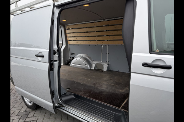 Volkswagen Transporter 2.0 TDI 150 PK / L2H1 / 1e EIG. / IMPERIAAL / TREKHAAK / AIRCO / CRUISE / PDC