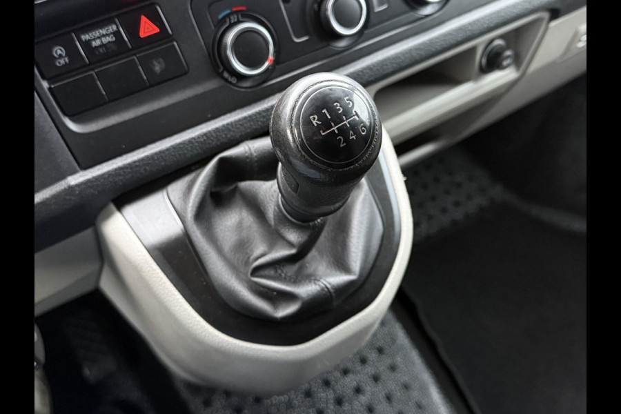 Volkswagen Transporter 2.0 TDI 150 PK / L2H1 / 1e EIG. / IMPERIAAL / TREKHAAK / AIRCO / CRUISE / PDC