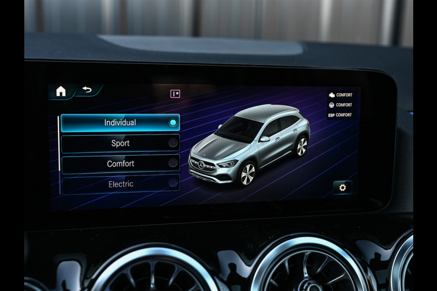 Mercedes-Benz GLA 250 e AMG Line · Panoramadak · Elektr. verst. stoelen · Ambiance sfeerverlichting · Stoelverwarming · Achteruitrijcamera ·