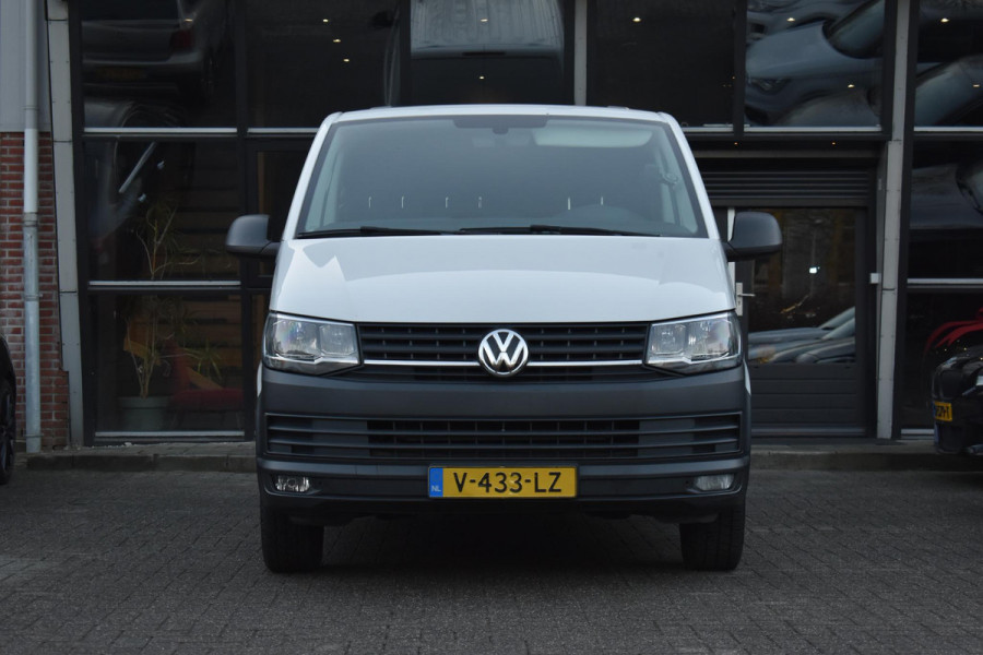 Volkswagen Transporter 2.0 TDI L2H1 Highline Carplay Trekhaak Cruise Navi