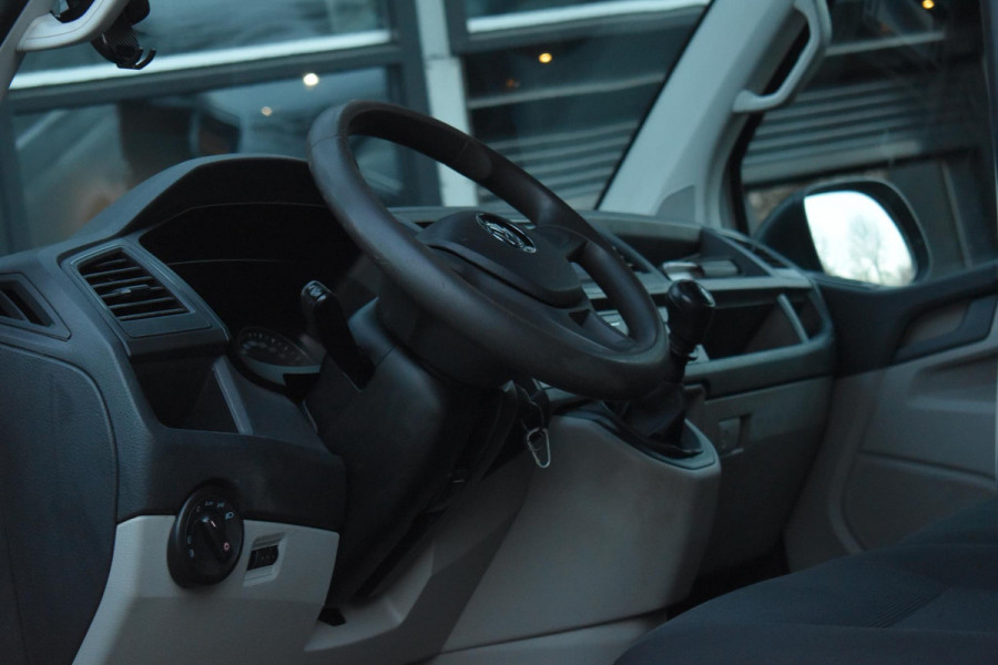 Volkswagen Transporter 2.0 TDI L2H1 Highline Carplay Trekhaak Cruise Navi