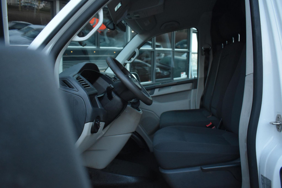Volkswagen Transporter 2.0 TDI L2H1 Highline Carplay Trekhaak Cruise Navi