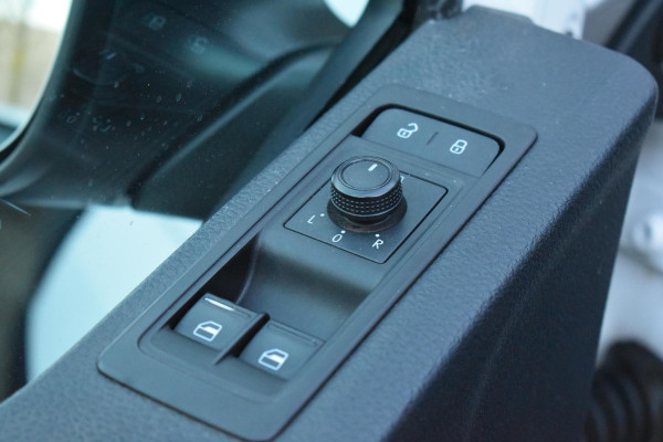 Volkswagen Transporter 2.0 TDI L2H1 Highline Carplay Trekhaak Cruise Navi