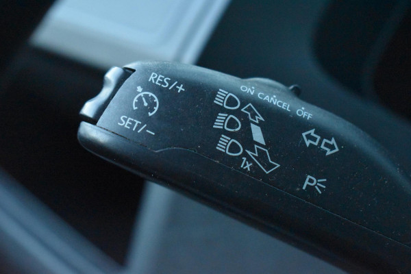 Volkswagen Transporter 2.0 TDI L2H1 Highline Carplay Trekhaak Cruise Navi