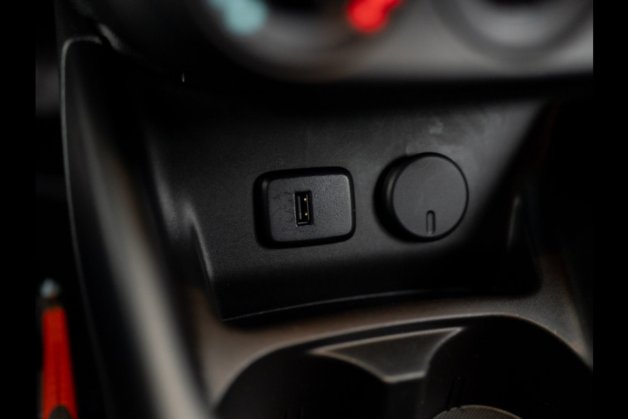 Opel Corsa 1.4 90Pk Favourite | Trekhaak afnb. | Navi | Apple Carplay/ Android Auto | Prijs Rijklaar!!