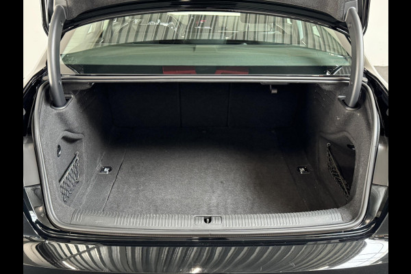 Audi A4 Limousine 35 TFSI Launch edition Business Automaat Navigatie Climate Control Trekhaak
