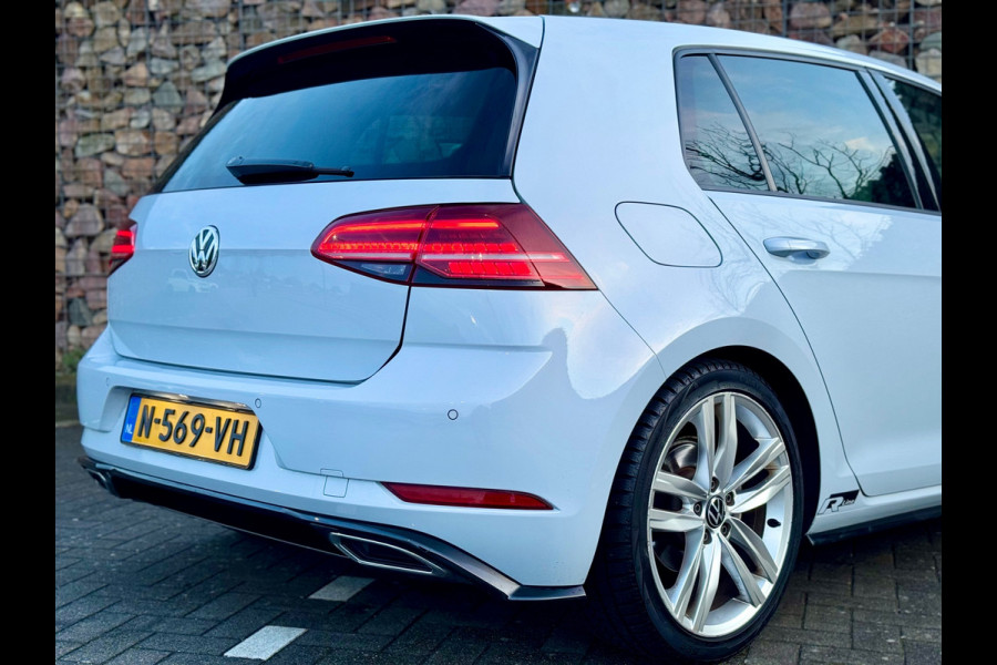 Volkswagen Golf 1.5 TSI Highline Business R-LINE