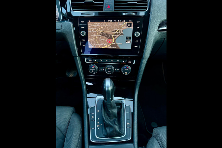 Volkswagen Golf 1.5 TSI Highline Business R-LINE