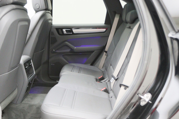 Porsche Cayenne 3.0 E-Hybrid Platinum Edition Sport Chrono Plus, Panoramadak, Luchtvering, Trekhaak, BOSE, 21"