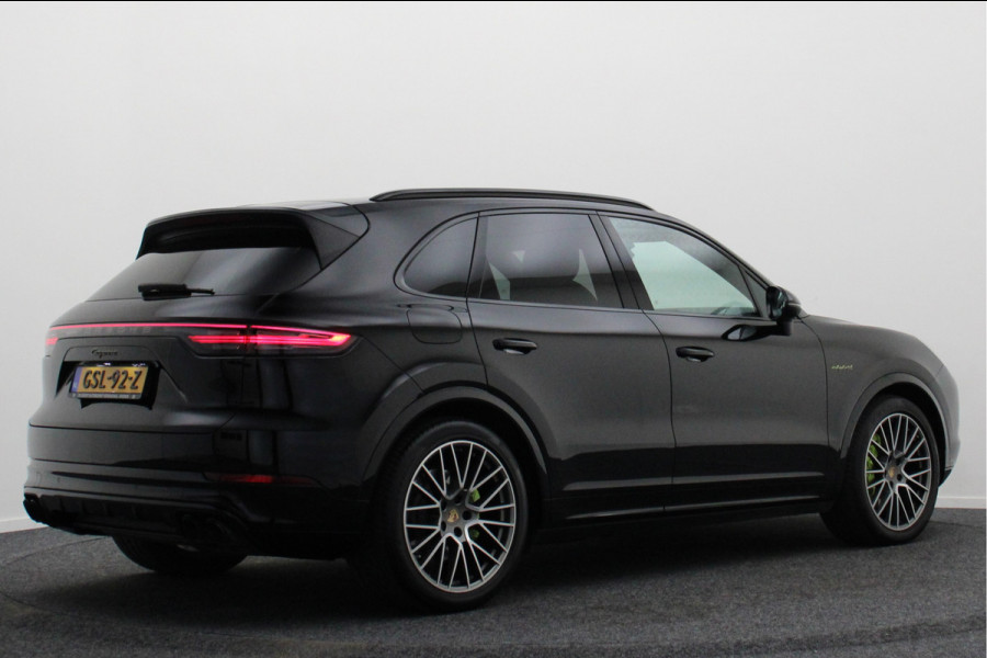 Porsche Cayenne 3.0 E-Hybrid Platinum Edition Sport Chrono Plus, Panoramadak, Luchtvering, Trekhaak, BOSE, 21"