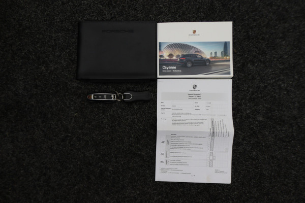 Porsche Cayenne 3.0 E-Hybrid Platinum Edition Sport Chrono Plus, Panoramadak, Luchtvering, Trekhaak, BOSE, 21"