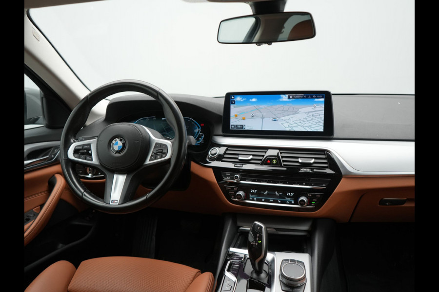 BMW 5 Serie Touring 530e Sportline Plug In Hybrid 293pk Dealer O.H Bernina Grau Metallic PHEV | Trekhaak Afn. | M Sportstuur | Camera | Lederen Sportstoelen Verwarmd | Cruise Control | BMW LED | Hifi Sound | Apple Carplay | Navigatie | Virtual | DAB |