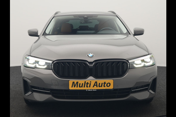 BMW 5 Serie Touring 530e Sportline Plug In Hybrid 293pk Dealer O.H Bernina Grau Metallic PHEV | Trekhaak Afn. | M Sportstuur | Camera | Lederen Sportstoelen Verwarmd | Cruise Control | BMW LED | Hifi Sound | Apple Carplay | Navigatie | Virtual | DAB |