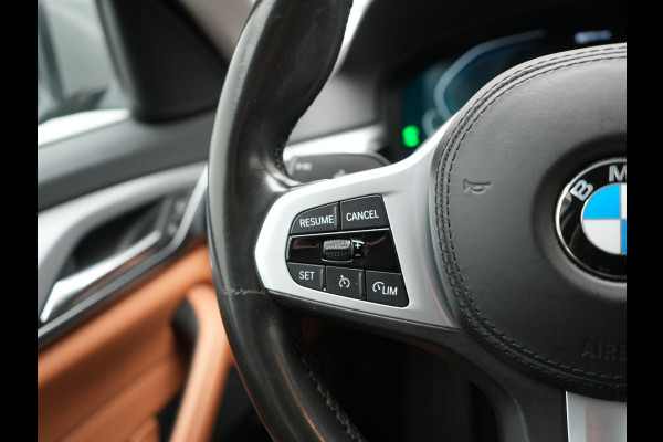 BMW 5 Serie Touring 530e Sportline Plug In Hybrid 293pk Dealer O.H Bernina Grau Metallic PHEV | Trekhaak Afn. | M Sportstuur | Camera | Lederen Sportstoelen Verwarmd | Cruise Control | BMW LED | Hifi Sound | Apple Carplay | Navigatie | Virtual | DAB |