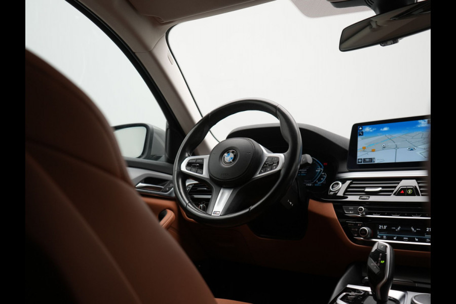 BMW 5 Serie Touring 530e Sportline Plug In Hybrid 293pk Dealer O.H Bernina Grau Metallic PHEV | Trekhaak Afn. | M Sportstuur | Camera | Lederen Sportstoelen Verwarmd | Cruise Control | BMW LED | Hifi Sound | Apple Carplay | Navigatie | Virtual | DAB |