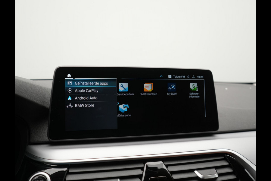 BMW 5 Serie Touring 530e Sportline Plug In Hybrid 293pk Dealer O.H Bernina Grau Metallic PHEV | Trekhaak Afn. | M Sportstuur | Camera | Lederen Sportstoelen Verwarmd | Cruise Control | BMW LED | Hifi Sound | Apple Carplay | Navigatie | Virtual | DAB |
