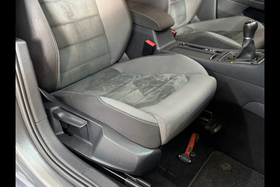 Volkswagen Golf 1.5 TSI | Black Style | Virtual | LED | ACC | Camera | Multimedia | Clima | Sportonderstel | Trekhaak | NAP |