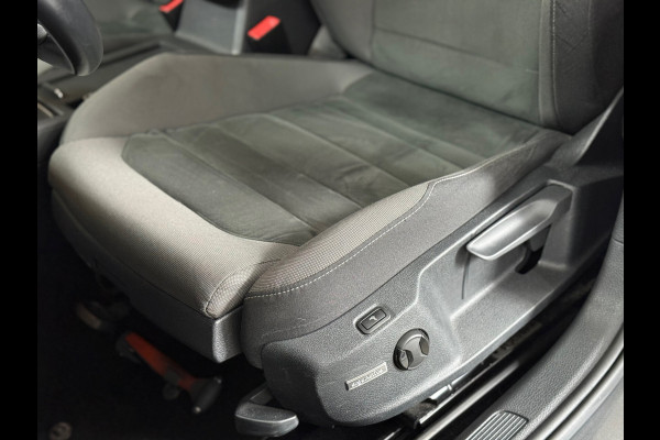 Volkswagen Golf 1.5 TSI | Black Style | Virtual | LED | ACC | Camera | Multimedia | Clima | Sportonderstel | Trekhaak | NAP |