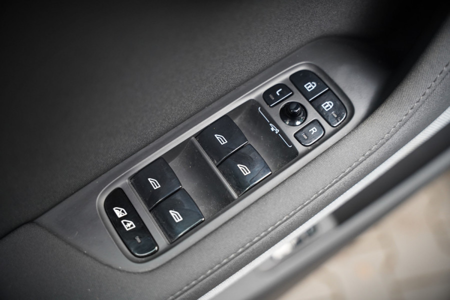 Polestar 2 Long Range Dual Motor Launch Edition 78kWh | Panoramadak | Stoelverwarming | Stuurverwarming | Harman Kardon | Memory Seat | 360 Camera | Keyless | Elektrische Trekhaak | Apple Carplay | BTW | LED |