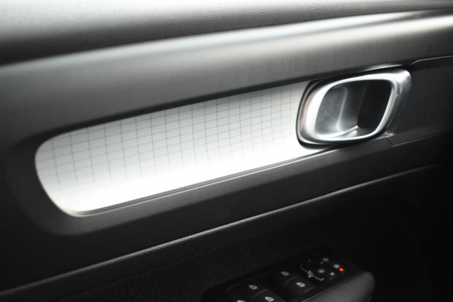 Volvo XC40 T4 211PK Automaat Recharge Inscription Expression / Navigatie / Elektrisch glazen panorama schuifdak / Cruise Control / Elektrische achterklep / Achteruitrijcamera /