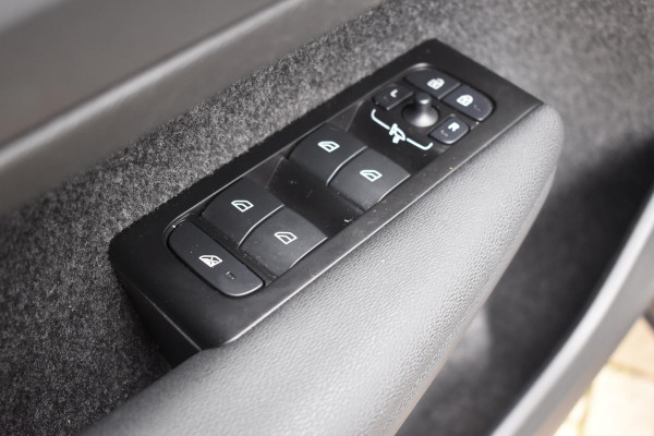 Volvo XC40 T4 211PK Automaat Recharge Inscription Expression / Navigatie / Elektrisch glazen panorama schuifdak / Cruise Control / Elektrische achterklep / Achteruitrijcamera /