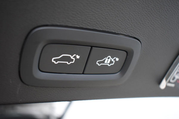 Volvo XC40 T4 211PK Automaat Recharge Inscription Expression / Navigatie / Elektrisch glazen panorama schuifdak / Cruise Control / Elektrische achterklep / Achteruitrijcamera /