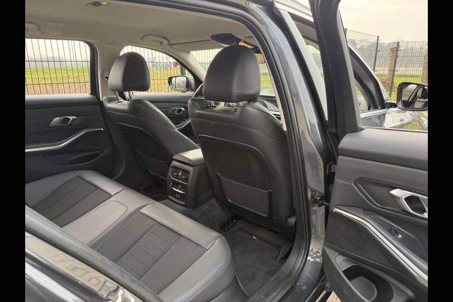 BMW 3 Serie Touring 318i Executive Edition | ACC | PDC | Half Leder | 17' LMV