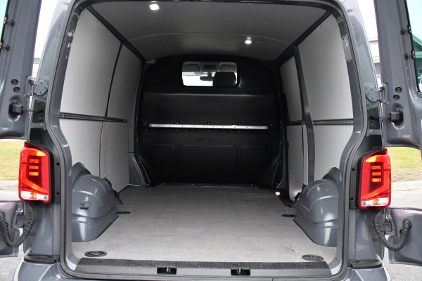Volkswagen Transporter 2.0 TDI L2H1 30 ABT Bulli Edition Camera, Cruise, Carplay, LED, Stoelverwarming, Standkachel, Multimedia, Sensoren, Uniek!