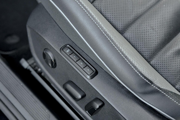 Volkswagen Golf 2.0 GTD. Pano, Leder, Koeling, Memory, HUD, Camera, H/K, Dodeh, ACC, Stuurvw, IQ Light, CarPlay!