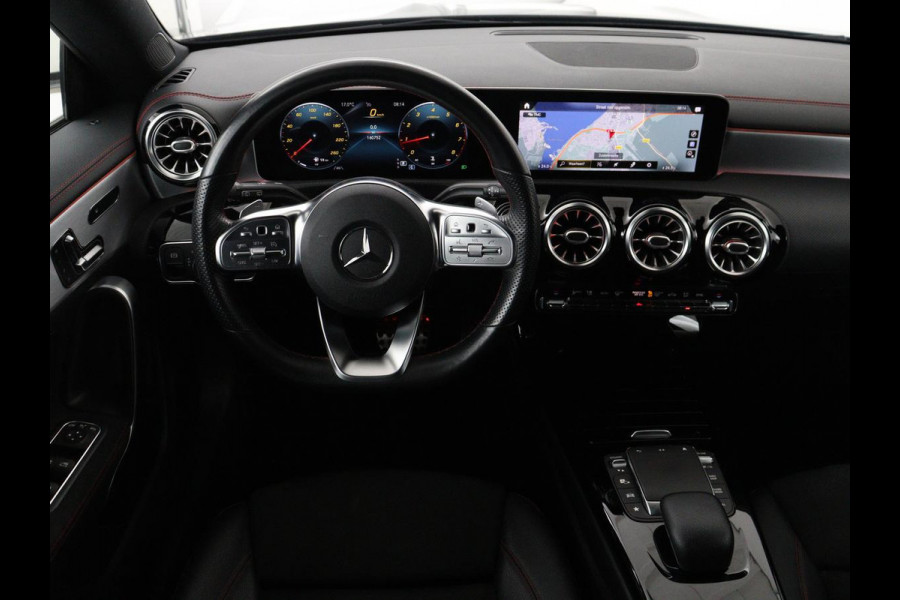 Mercedes-Benz CLA-Klasse 180 AMG | Panoramadak | Stoelverwarming | Leder/Alcantara | Memory | Matrix LED | Sfeerverlichting | Keyless | Navigatie | Widescreen