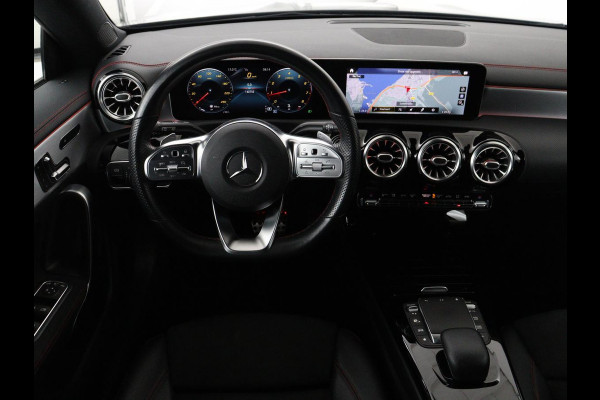 Mercedes-Benz CLA-Klasse 180 AMG | Panoramadak | Stoelverwarming | Leder/Alcantara | Memory | Matrix LED | Sfeerverlichting | Keyless | Navigatie | Widescreen