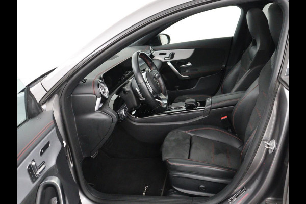 Mercedes-Benz CLA-Klasse 180 AMG | Panoramadak | Stoelverwarming | Leder/Alcantara | Memory | Matrix LED | Sfeerverlichting | Keyless | Navigatie | Widescreen