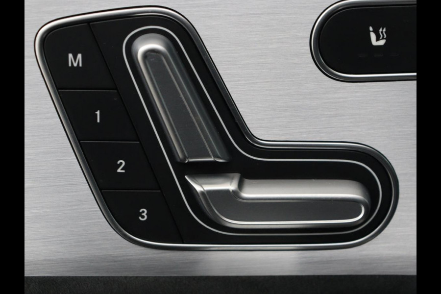 Mercedes-Benz CLA-Klasse 180 AMG | Panoramadak | Stoelverwarming | Leder/Alcantara | Memory | Matrix LED | Sfeerverlichting | Keyless | Navigatie | Widescreen