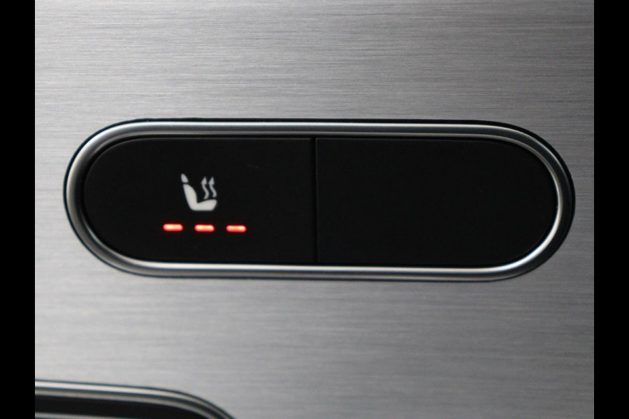 Mercedes-Benz CLA-Klasse 180 AMG | Panoramadak | Stoelverwarming | Leder/Alcantara | Memory | Matrix LED | Sfeerverlichting | Keyless | Navigatie | Widescreen