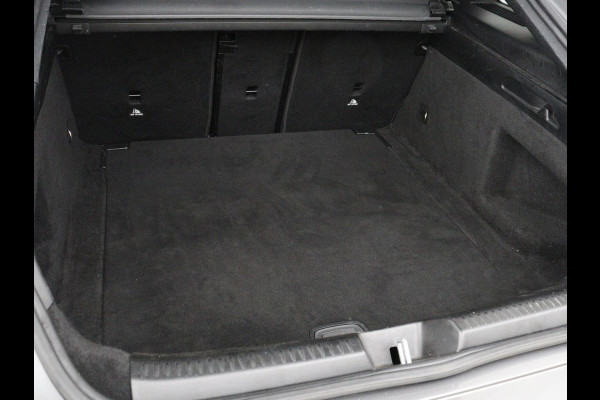Mercedes-Benz CLA-Klasse 180 AMG | Panoramadak | Stoelverwarming | Leder/Alcantara | Memory | Matrix LED | Sfeerverlichting | Keyless | Navigatie | Widescreen