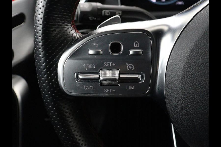 Mercedes-Benz CLA-Klasse 180 AMG | Panoramadak | Stoelverwarming | Leder/Alcantara | Memory | Matrix LED | Sfeerverlichting | Keyless | Navigatie | Widescreen
