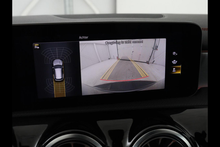 Mercedes-Benz CLA-Klasse 180 AMG | Panoramadak | Stoelverwarming | Leder/Alcantara | Memory | Matrix LED | Sfeerverlichting | Keyless | Navigatie | Widescreen
