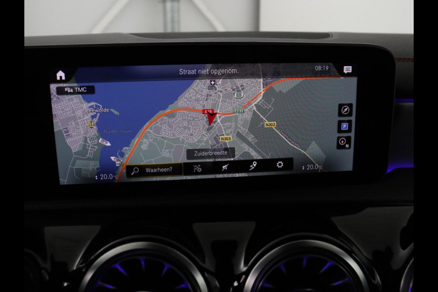 Mercedes-Benz CLA-Klasse 180 AMG | Panoramadak | Stoelverwarming | Leder/Alcantara | Memory | Matrix LED | Sfeerverlichting | Keyless | Navigatie | Widescreen