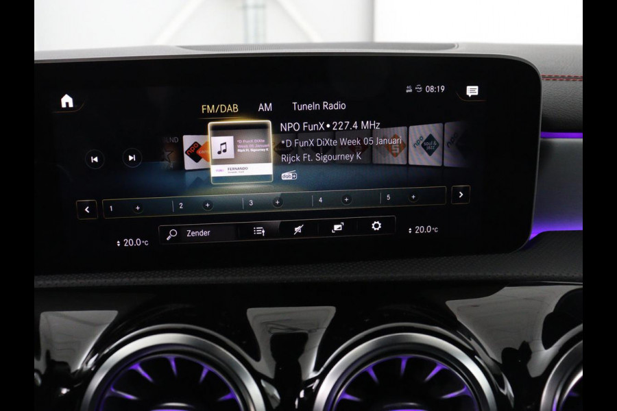 Mercedes-Benz CLA-Klasse 180 AMG | Panoramadak | Stoelverwarming | Leder/Alcantara | Memory | Matrix LED | Sfeerverlichting | Keyless | Navigatie | Widescreen