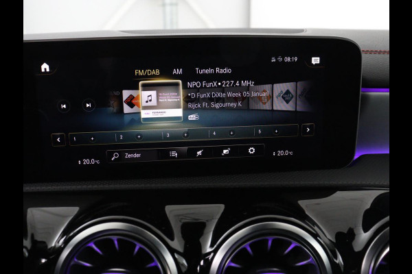 Mercedes-Benz CLA-Klasse 180 AMG | Panoramadak | Stoelverwarming | Leder/Alcantara | Memory | Matrix LED | Sfeerverlichting | Keyless | Navigatie | Widescreen