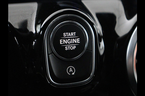 Mercedes-Benz CLA-Klasse 180 AMG | Panoramadak | Stoelverwarming | Leder/Alcantara | Memory | Matrix LED | Sfeerverlichting | Keyless | Navigatie | Widescreen