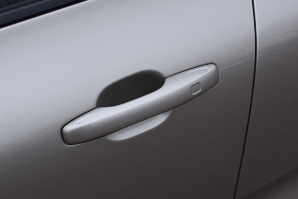 Volvo XC60 T6 350PK Plug-in hybrid AWD Plus Dark | Trekhaak | All seasons | 360 Camera | Panodak | ACC