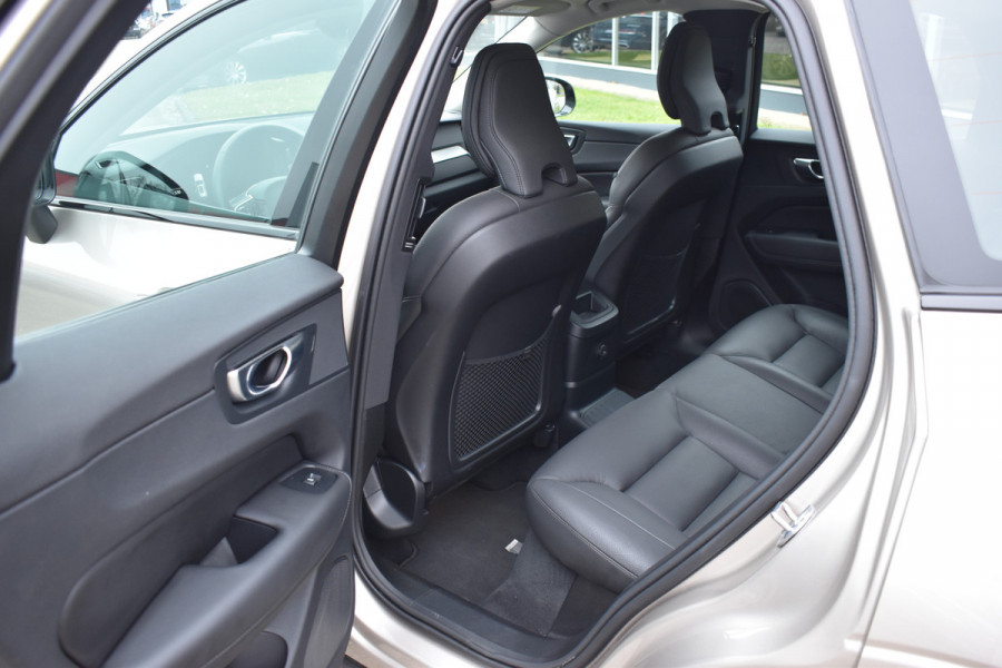 Volvo XC60 T6 350PK Plug-in hybrid AWD Plus Dark | Trekhaak | All seasons | 360 Camera | Panodak | ACC