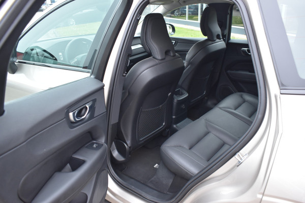 Volvo XC60 T6 350PK Plug-in hybrid AWD Plus Dark | Trekhaak | All seasons | 360 Camera | Panodak | ACC