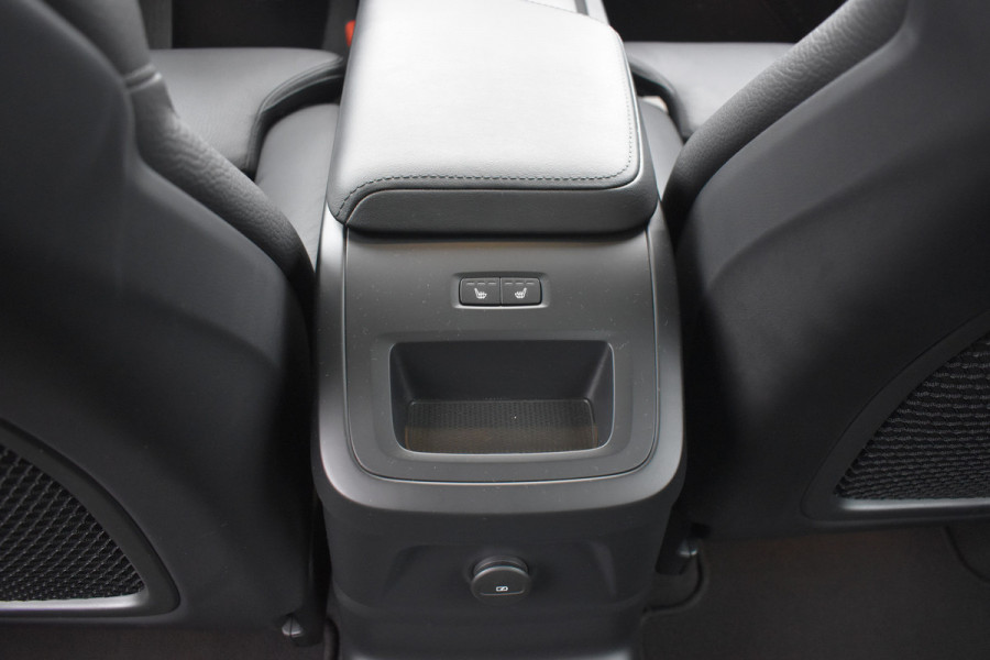 Volvo XC60 T6 350PK Plug-in hybrid AWD Plus Dark | Trekhaak | All seasons | 360 Camera | Panodak | ACC